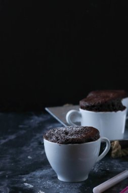 Siyah arka planda kupa pastası