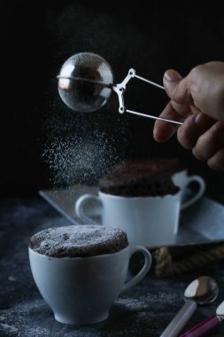 Siyah arka planda kupa pastası