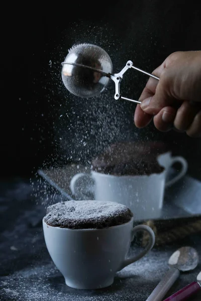 Tasse Kuchen Auf Schwarzem Hintergrund — Stockfoto