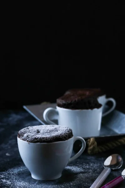 Tasse Kuchen Auf Schwarzem Hintergrund — Stockfoto