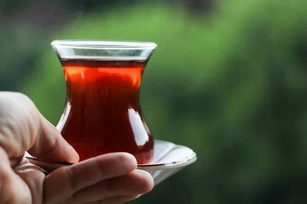 Szklanka Czarnej Herbaty Ręcznie Trzymając Szklankę Tureckiej Herbaty — Zdjęcie stockowe