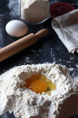 Hamurun unlu hazırlanması ile yumurta