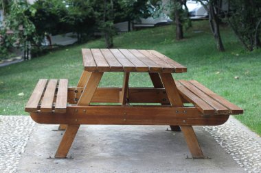 Bir parkta piknik için bir masa