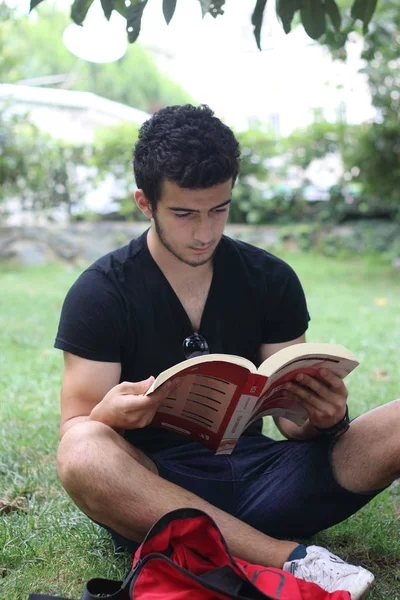 Genç Bir Çocuk Stundent Bir Kitap Okuyor — Stok fotoğraf
