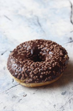 beyaz zemin üzerine çikolatalı çörek