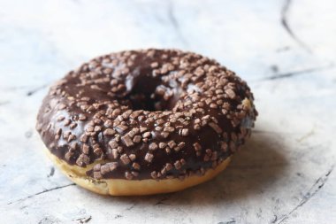 beyaz zemin üzerine çikolatalı çörek