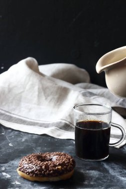 çikolatalı çörek ve kahve