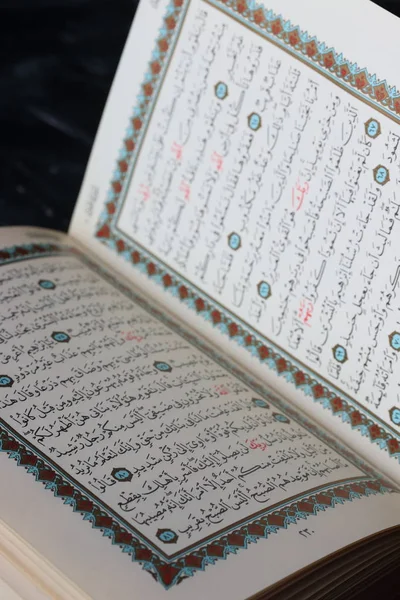 Sagrado Corán Página Del Corán —  Fotos de Stock