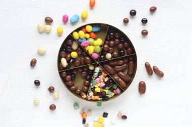 Bir kutuda çeşitli dragees