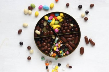 Bir kutuda çeşitli dragees