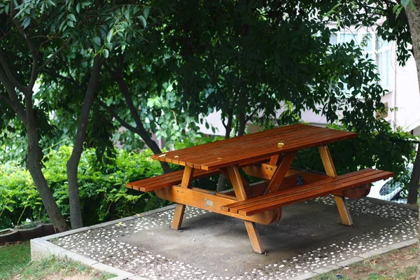 Una Mesa Madera Vacía Parque — Foto de Stock