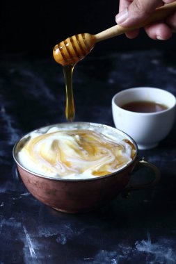 Bal ve yoğurt, yoğurt içine bal dökme