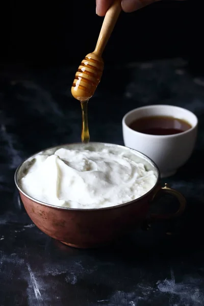 蜂蜜和酸奶 将蜂蜜倒入酸奶中 — 图库照片