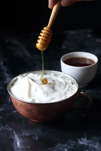 Мед Йогурт Лиття Меду Йогурт — стокове фото