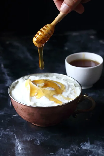 Honing Yoghurt Het Gieten Van Honing Yoghurt — Stockfoto