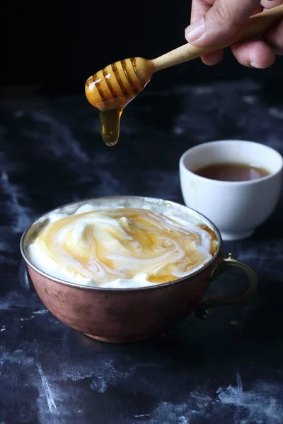 Honing Yoghurt Het Gieten Van Honing Yoghurt — Stockfoto