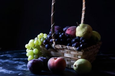 Natürmort meyveleri, üzüm, erik, şeftali ve armut