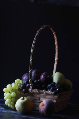 Natürmort meyveleri, üzüm, erik, şeftali ve armut