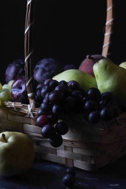 Natürmort meyveleri, üzüm, erik, şeftali ve armut