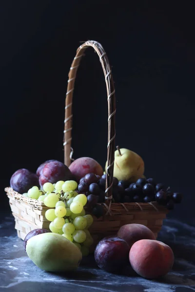 Stillleben Früchte Trauben Pflaumen Pfirsiche Und Birnen — Stockfoto