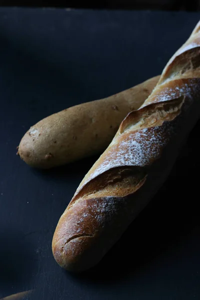 Brød Sort Baggrund - Stock-foto