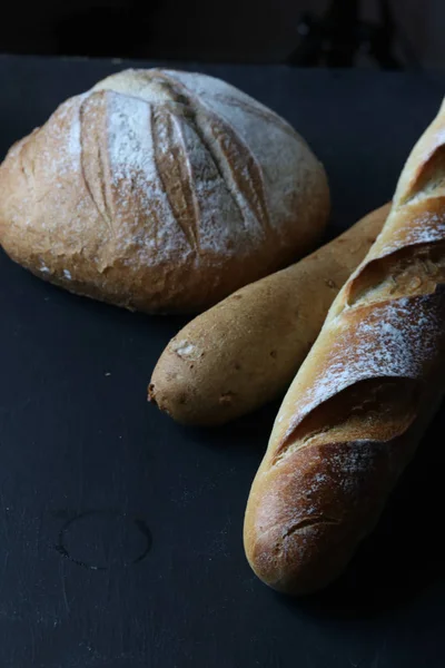 Brot Auf Schwarzem Hintergrund — Stockfoto