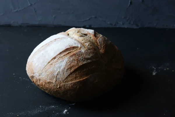 Brot Auf Schwarzem Hintergrund — Stockfoto