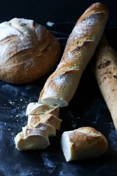 Brot Auf Schwarzem Hintergrund — Stockfoto