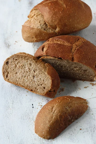 Brot Vollkornweizenbrot Auf Weißem Hintergrund — Stockfoto