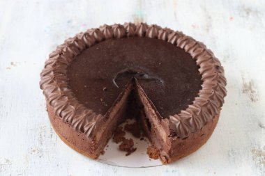 Beyaz ahşap arka plan üzerine çikolatalı kek