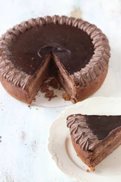 Schokoladenkuchen Auf Weißem Holzgrund — Stockfoto