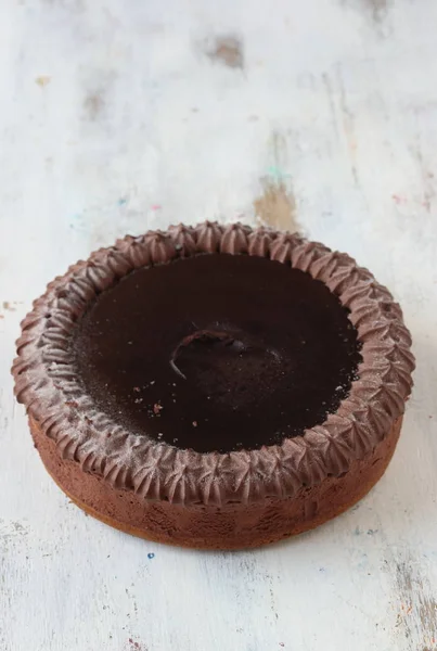 Шоколадный Торт Белом Деревянном Фоне — стоковое фото