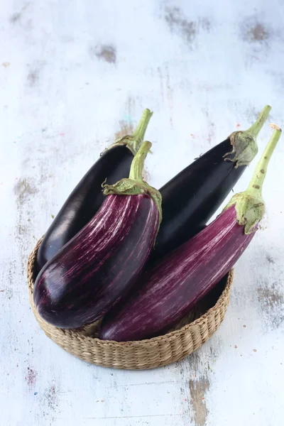 Råa Äggplantor Vegetabiliska Vit Trä Bakgrund — Stockfoto