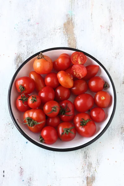 Rohe Kirschtomate Auf Weißem Holzgrund — Stockfoto