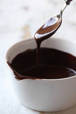 Beyaz ahşap arka plan üzerine çikolata sosu