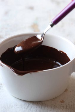 Beyaz ahşap arka plan üzerine çikolata sosu