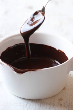 Beyaz ahşap arka plan üzerine çikolata sosu