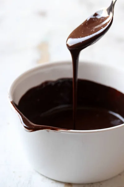 Beyaz Ahşap Arka Plan Üzerine Çikolata Sosu — Stok fotoğraf