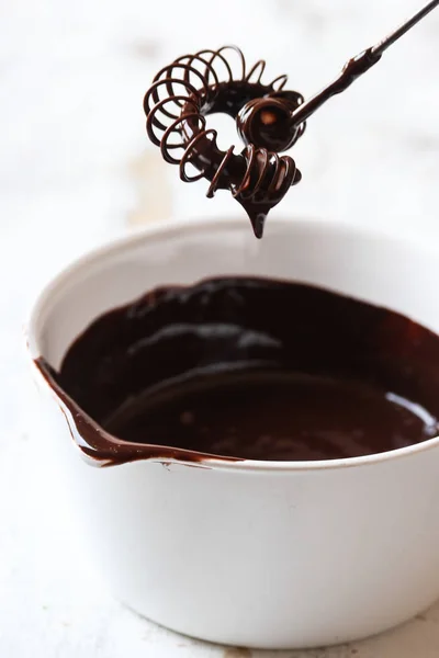 Sauce Chocolat Sur Fond Bois Blanc — Photo