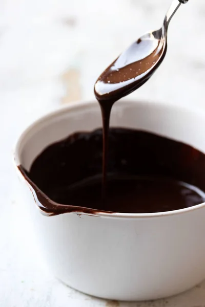 Chocoladesaus Een Witte Houten Achtergrond — Stockfoto