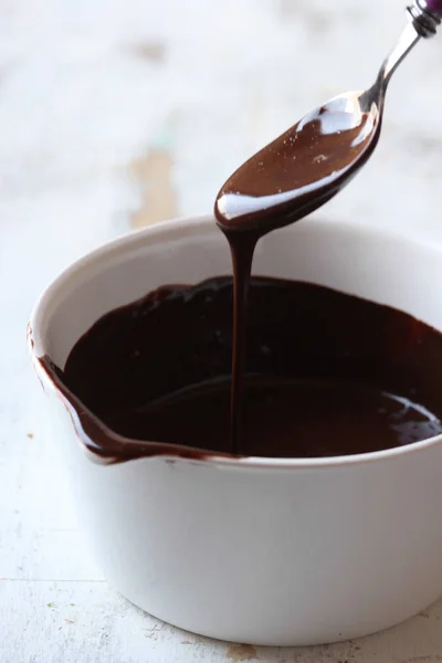 Chocoladesaus Een Witte Houten Achtergrond — Stockfoto