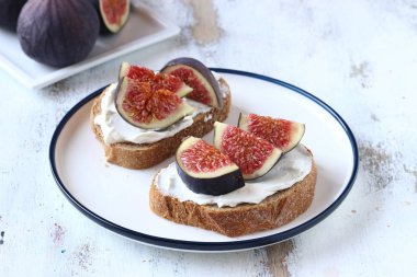 İncir ve bal ile sandviç, krem peynir, bal ve ekmek dilimi