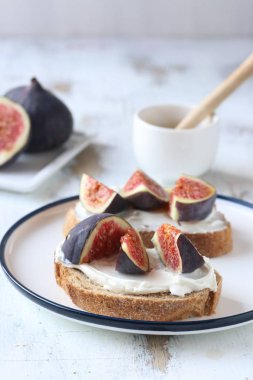 İncir ve bal ile sandviç, krem peynir, bal ve ekmek dilimi