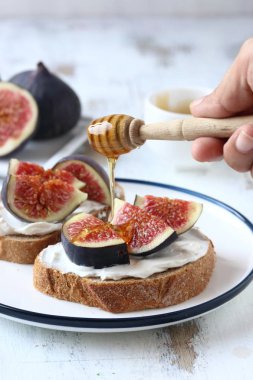 İncir ve bal ile sandviç, krem peynir, bal ve ekmek dilimi