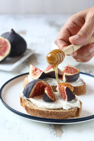Sandwich Met Vijgen Honing Roomkaas Honing Brood Slice — Stockfoto