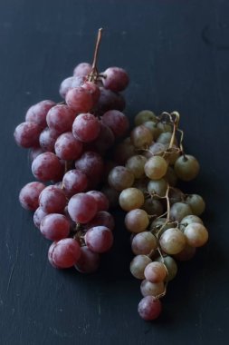 Siyah arka planda üzüm meyveleri