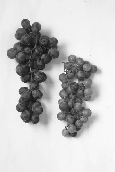 Frutas Uva Fundo Branco Tiro Preto Branco — Fotografia de Stock