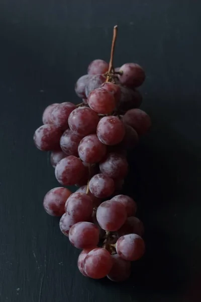 Traubenfrüchte Auf Schwarzem Hintergrund — Stockfoto