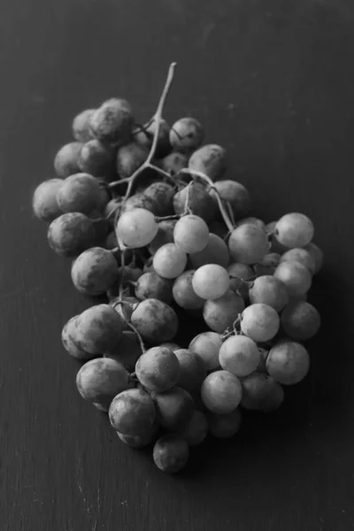 Traubenfrüchte Auf Schwarzem Hintergrund Schwarz Weiß Aufnahme — Stockfoto