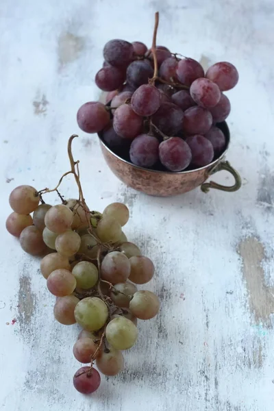 Traubenfrüchte Auf Weißem Holzgrund — Stockfoto